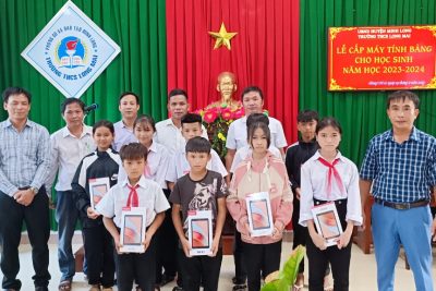 CẤP PHÁT MÁY TÍNH BẢNG CHO HS THUỘC CHƯƠNG TRÌNH “SÓNG VÀ MÁY TÍNH CHO EM” NĂM HỌC 2023-2024